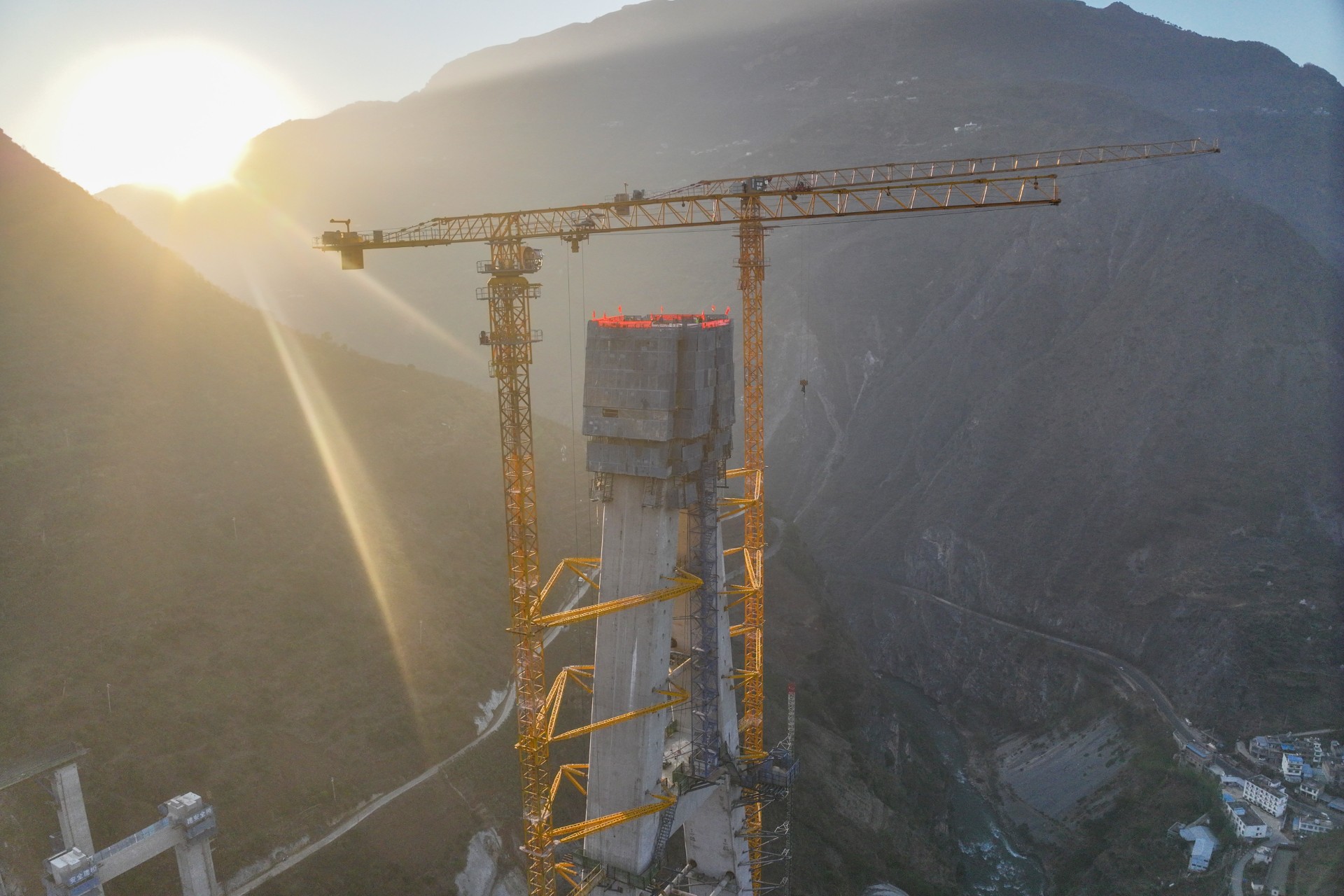 鲁巧高速光明牛栏江特大桥3#索塔顺利封顶