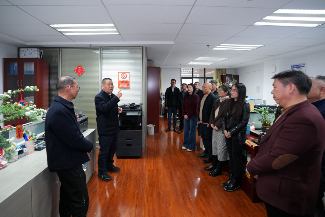 陈祖军陈宙翔节前看望慰问干部职工并致以新春祝福