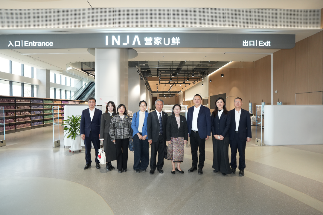 老挝人民革命党中央书记处书记、最高人民法院院长万通·西潘敦考察云上营家·国际供应链示范中心