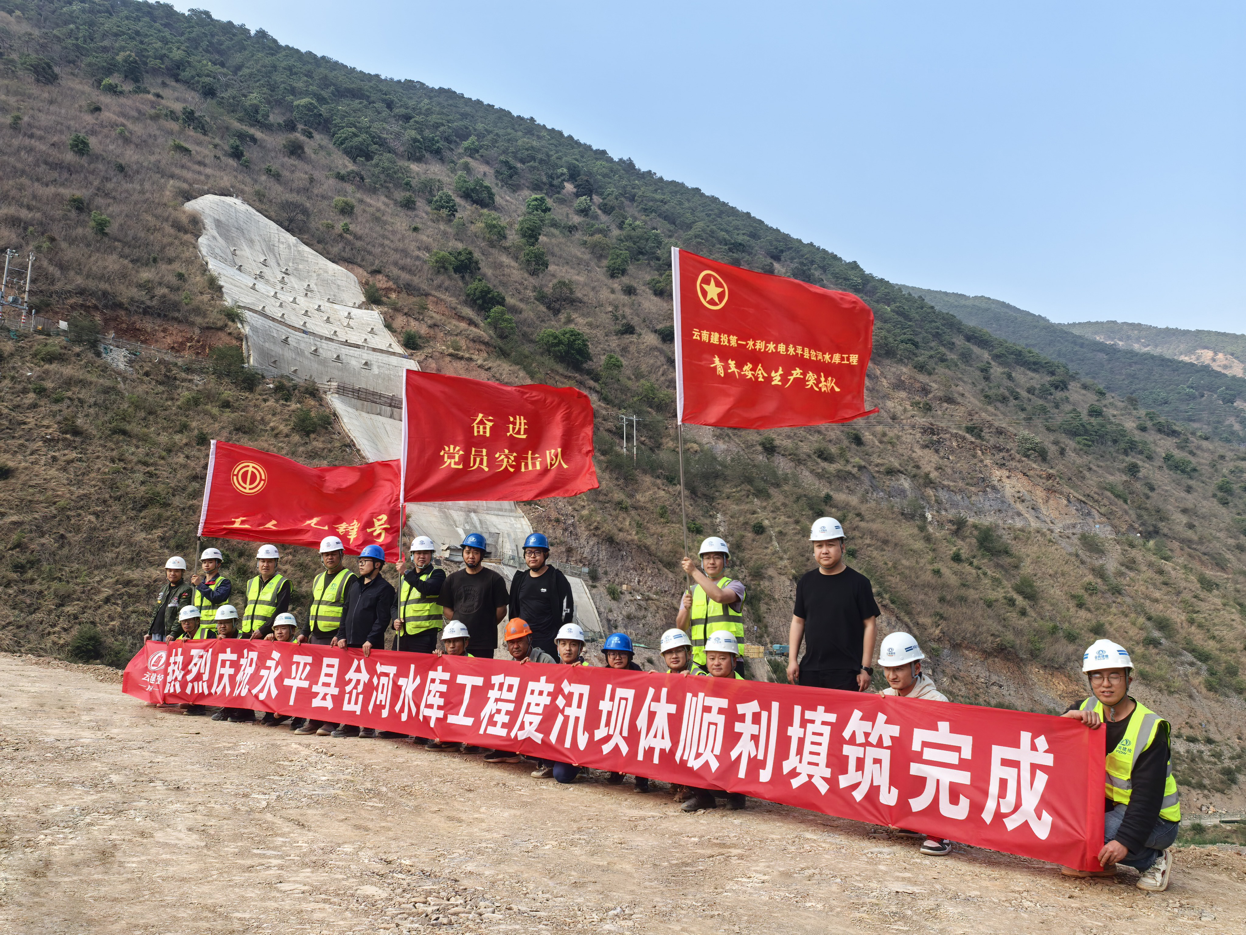 世界杯足球平台水库提前15天完成度汛坝体填筑任务.jpg