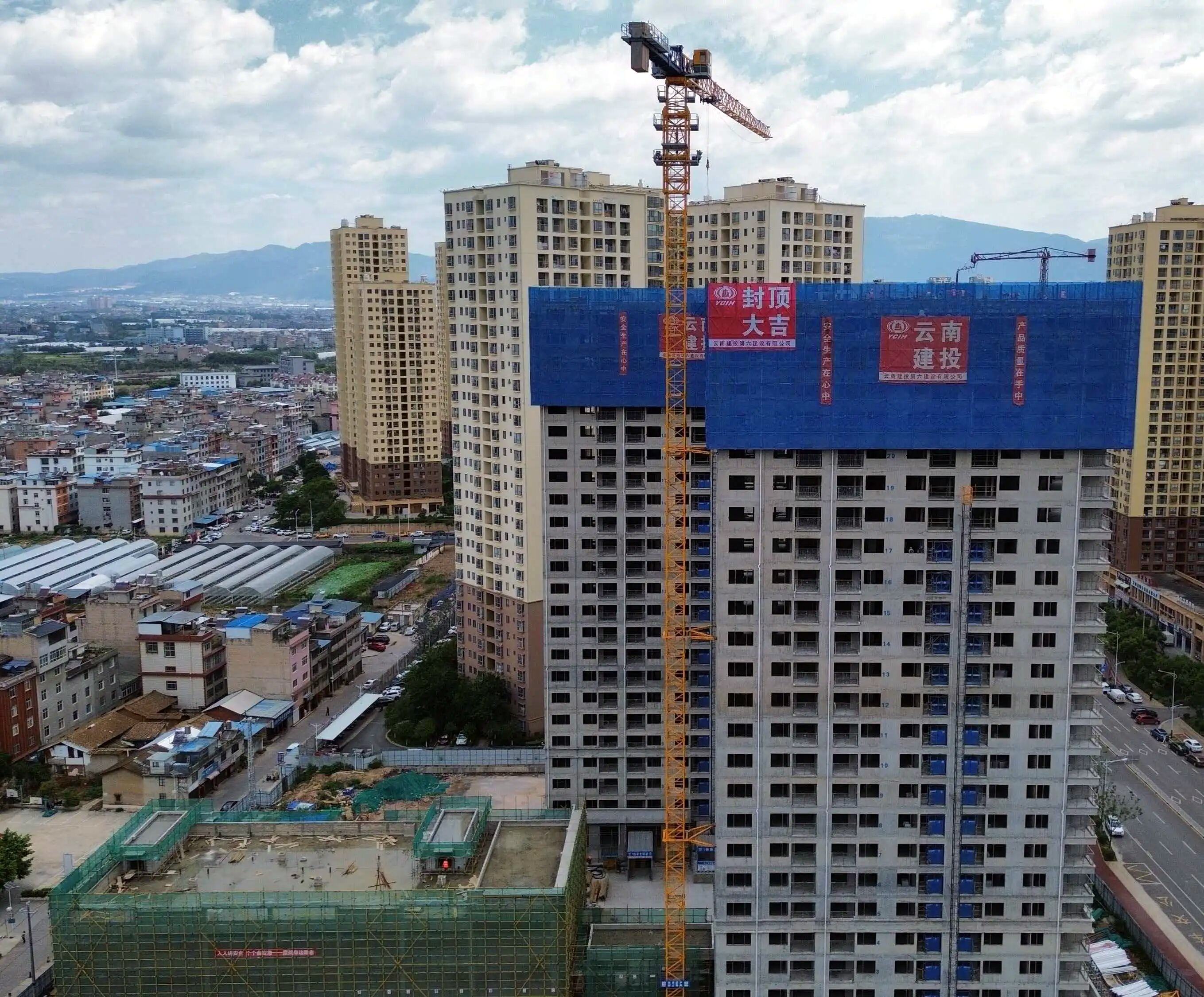 2024年玉溪市红塔区玉带街道高铁新城片区保障性租赁住房项目主体结构顺利封顶.jpg