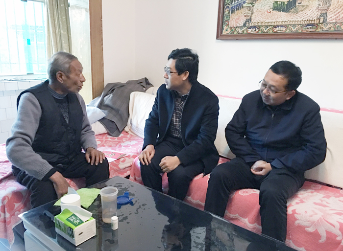 杨永祥、段益庆看望慰问六公司特困党员和世界杯足球平台老领导