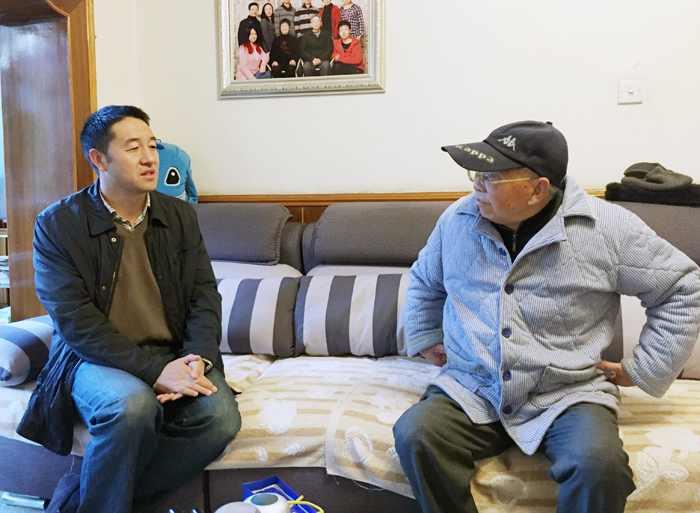 臧庆虎走访慰问世界杯官网合作平台老领导和十公司特困党员
