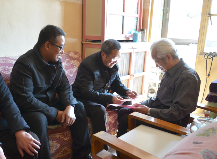 沈家文、陈伟强看望慰问水利水电公司困难职工和世界杯官网合作平台老领导