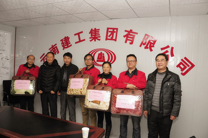 五世界杯足球比分慰问香丽高速项目部职工