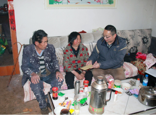 2026世界杯即时比分扶贫工作队慰问得禄乡特困贫困户