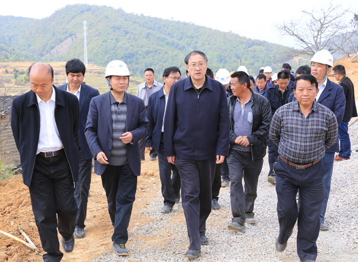 省委秘书长李邑飞调研世界杯直播网保山施甸易地扶贫搬迁项目