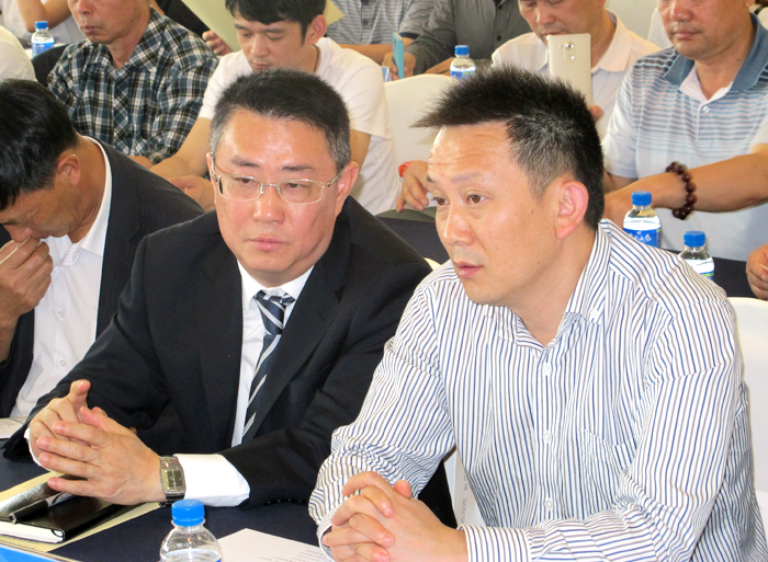 南博会昭通市招商引资项目推介暨签约仪式上——世界杯足球平台公司与巧家县签订第三水厂供水工程项目建设协议
