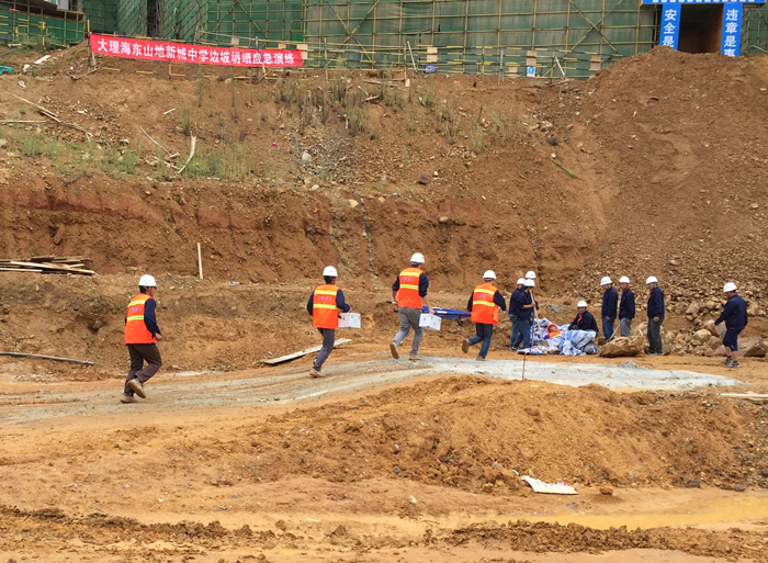 世界杯官方大理山地新城中学项目开展边坡坍塌应急演练