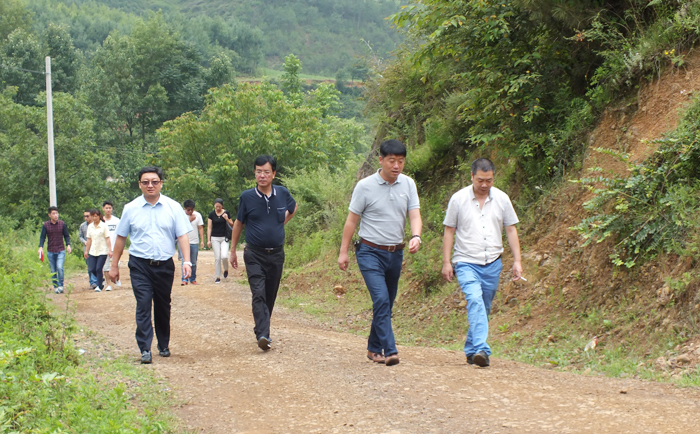 世界杯实时比分赴昭通市昭阳区青岗岭乡精准扶贫调研
