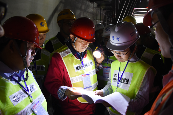 加强项目建设经验交流 共塑2026世界杯即时比分路桥品牌形象——王晓方到香丽高速项目调研