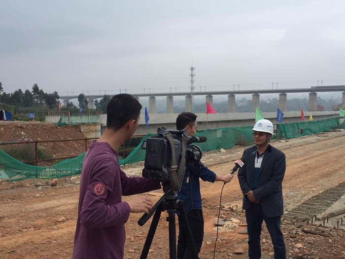 红河州电视台到泸弥高速项目采访