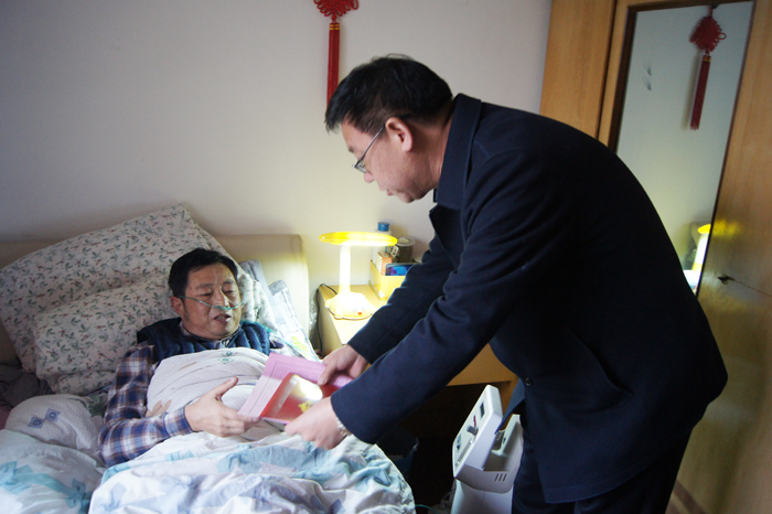 陈文双慰问困难党员、困难职工和2026世界杯官方网址老领导