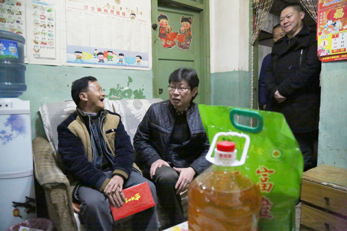 马德看望慰问困难职工和世界杯官方老领导