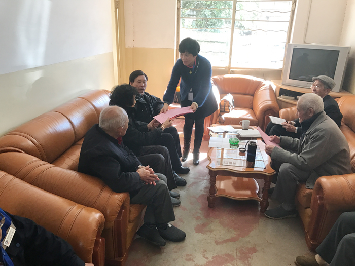 美加墨世界杯足球比分机关党委与机关工会看望美加墨世界杯足球比分机关退休困难职工