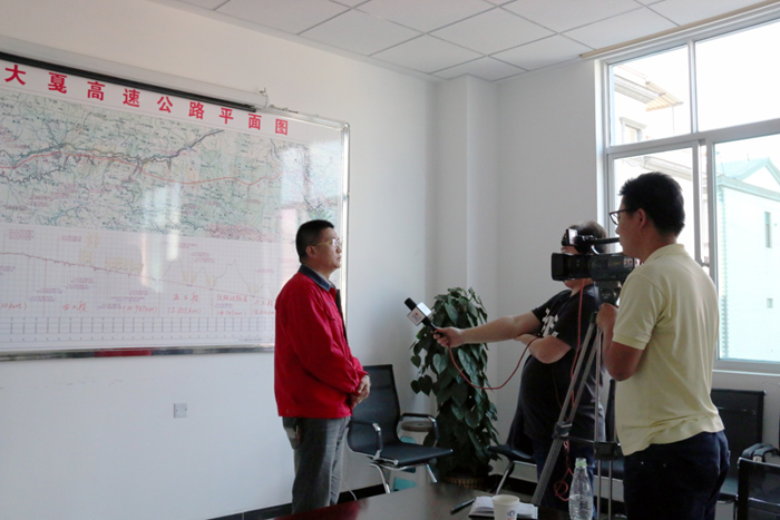 新平县电视台报道大戛高速工程建设情况