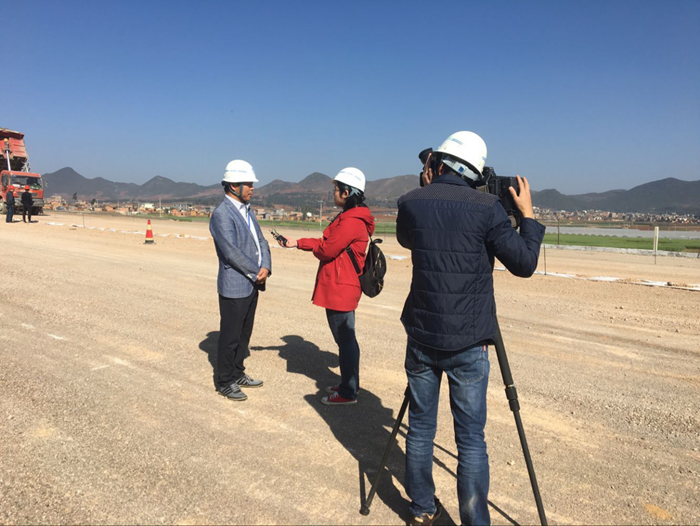 泸西县电视台采访泸弥高速项目