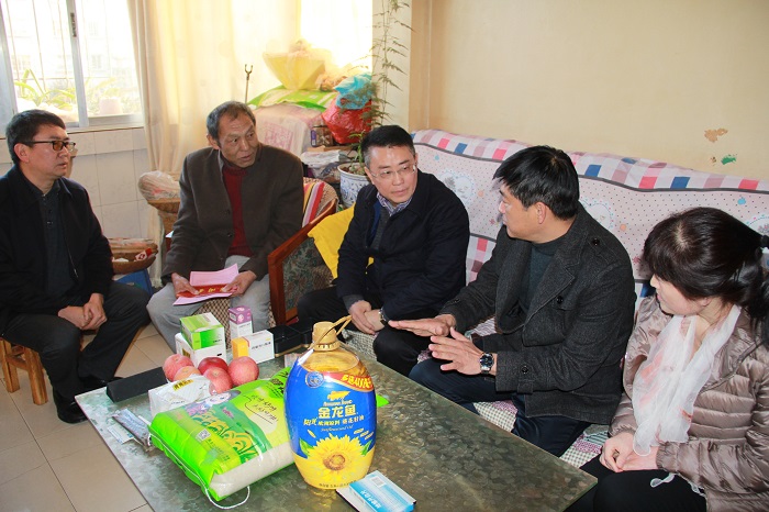 张骏看望慰问世界杯足球网退休老领导及三公司困难党员和职工