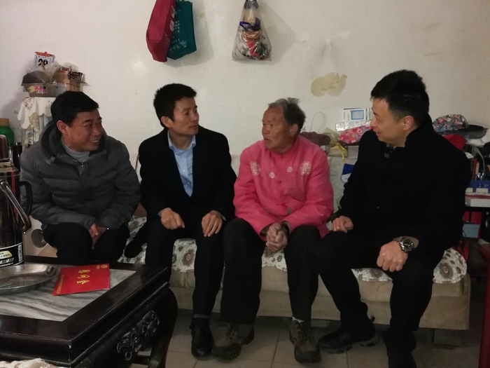 刘扶群慰问世界杯官网合作平台退休职工