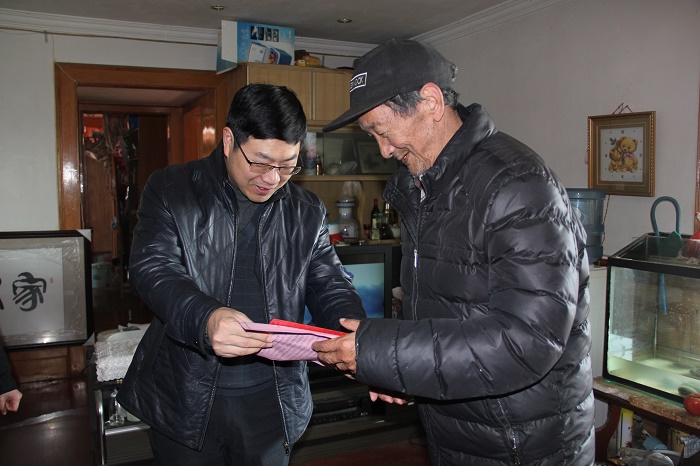 李家龙慰问世界杯官网合作平台困难职工