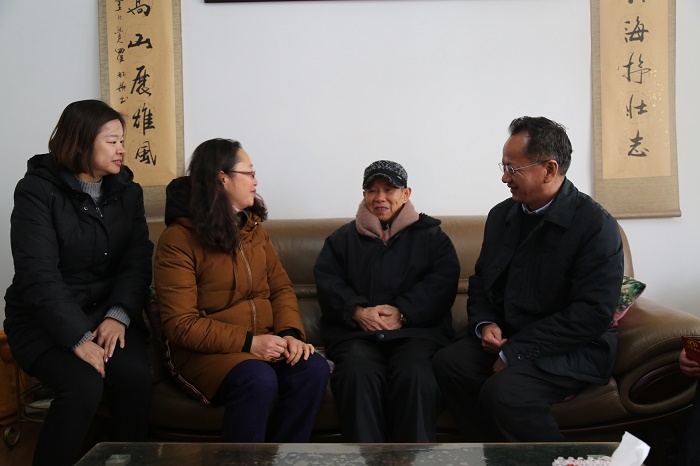 袁淑文慰问世界杯官网合作平台老领导和困难职工