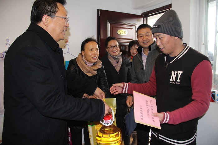 省国资委党委书记赵刚慰问世界杯官网合作平台困难党员和职工