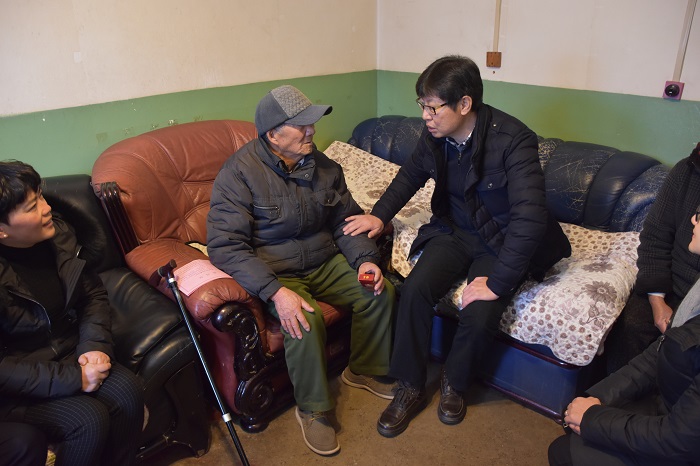 马德走访慰问世界杯官网合作平台退休老领导及困难职工
