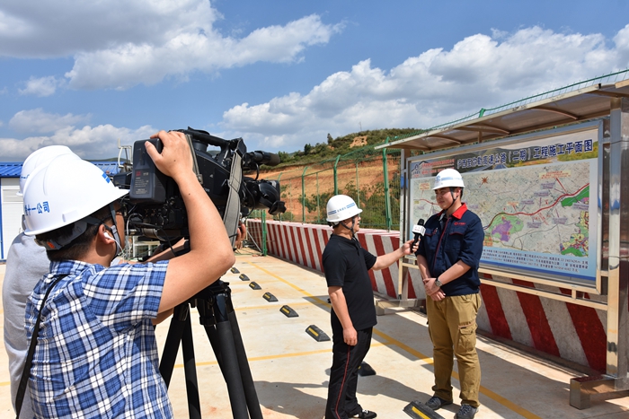 红河州电视台、泸西县电视台到市政部泸弥二期项目进行采访