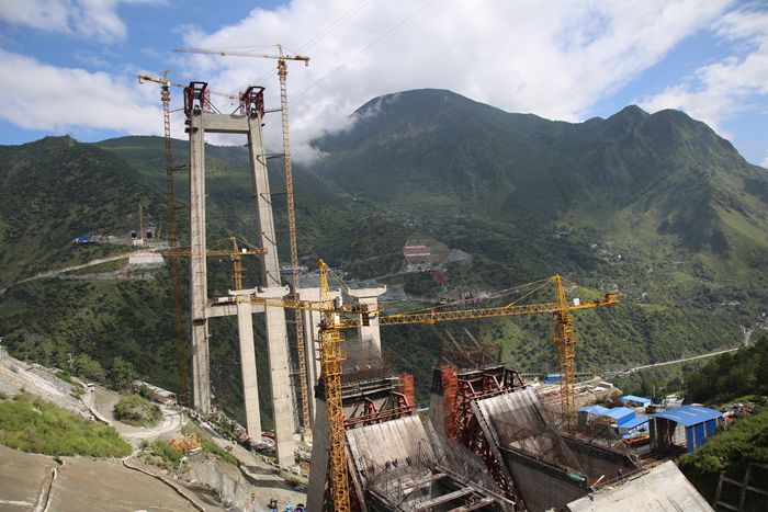 丽江电视台对香丽高速虎跳峡金沙江特大桥进展情况进行报道
