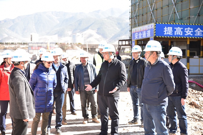 世界杯直播网工会到四公司会泽易地扶贫搬迁新城项目“送温暖”