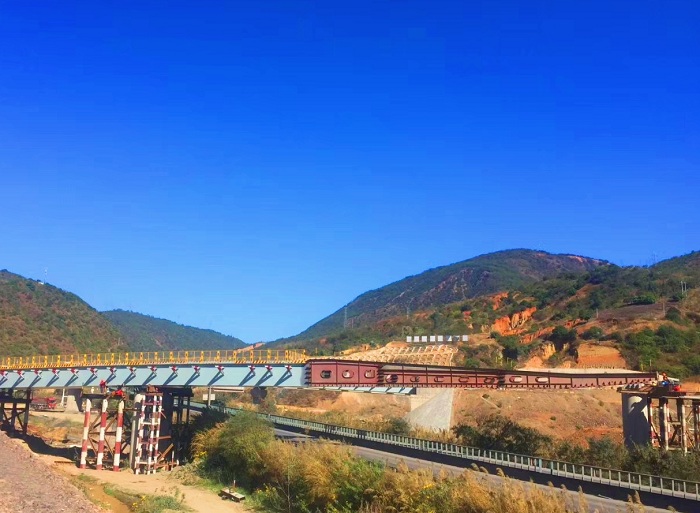 钢构世界杯足球平台大戛高速大开门立交E匝钢箱梁桥步履式顶推完成