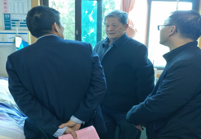 刘扶群走访慰问世界杯官方退休老领导及困难党员职工