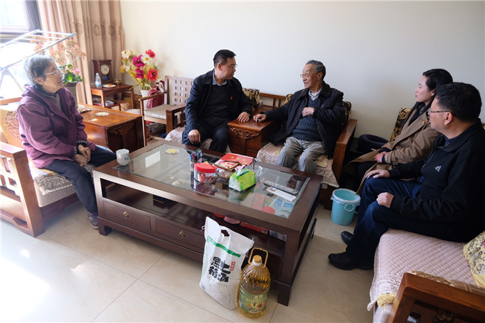 陈文双走访慰问世界杯官方老领导及困难党员职工