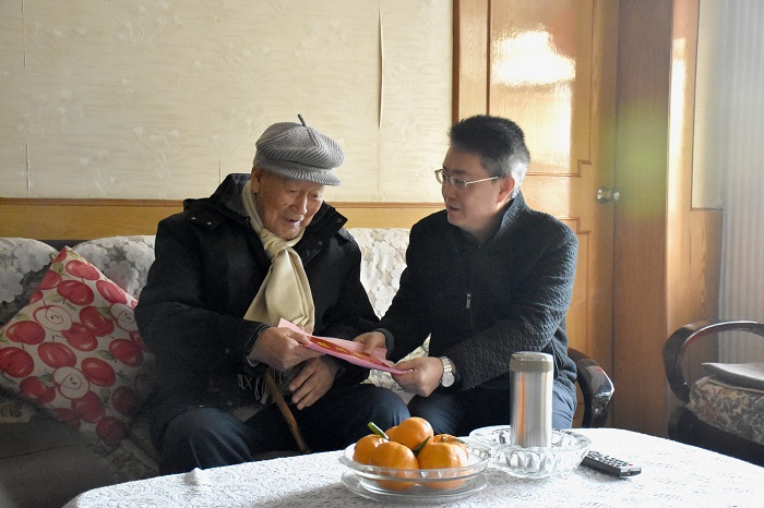 张骏走访慰问美加墨世界杯足球比分老领导和困难党员职工