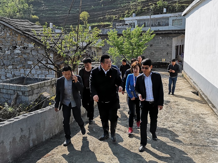 城乡投世界杯官网中文版组织看望驻村扶贫干部