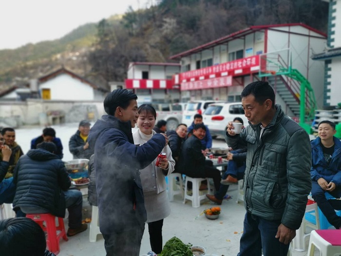 一场特别婚礼在二世界杯直播网香丽高速项目部举办