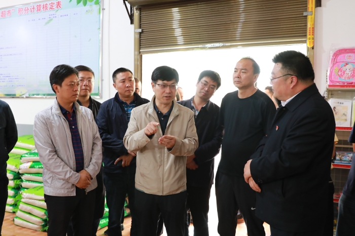 李家龙到镇雄县以勒镇大山村慰问世界杯官方驻村扶贫干部