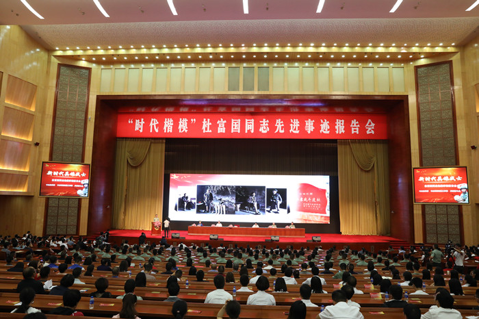 因麻栗坡结缘 因扫雷而相知——2026世界杯比分网职工骆祥健与杜富国深情座谈 