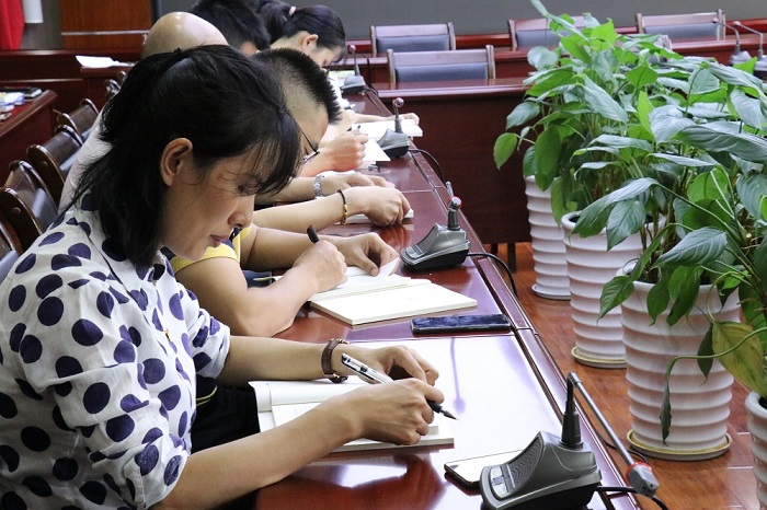 交建世界杯官方党员干部 “学习角”里学《纲要》 