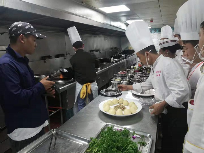 央视科教频道《夜郎寻味》节目到慕俄格酒店拍摄取景