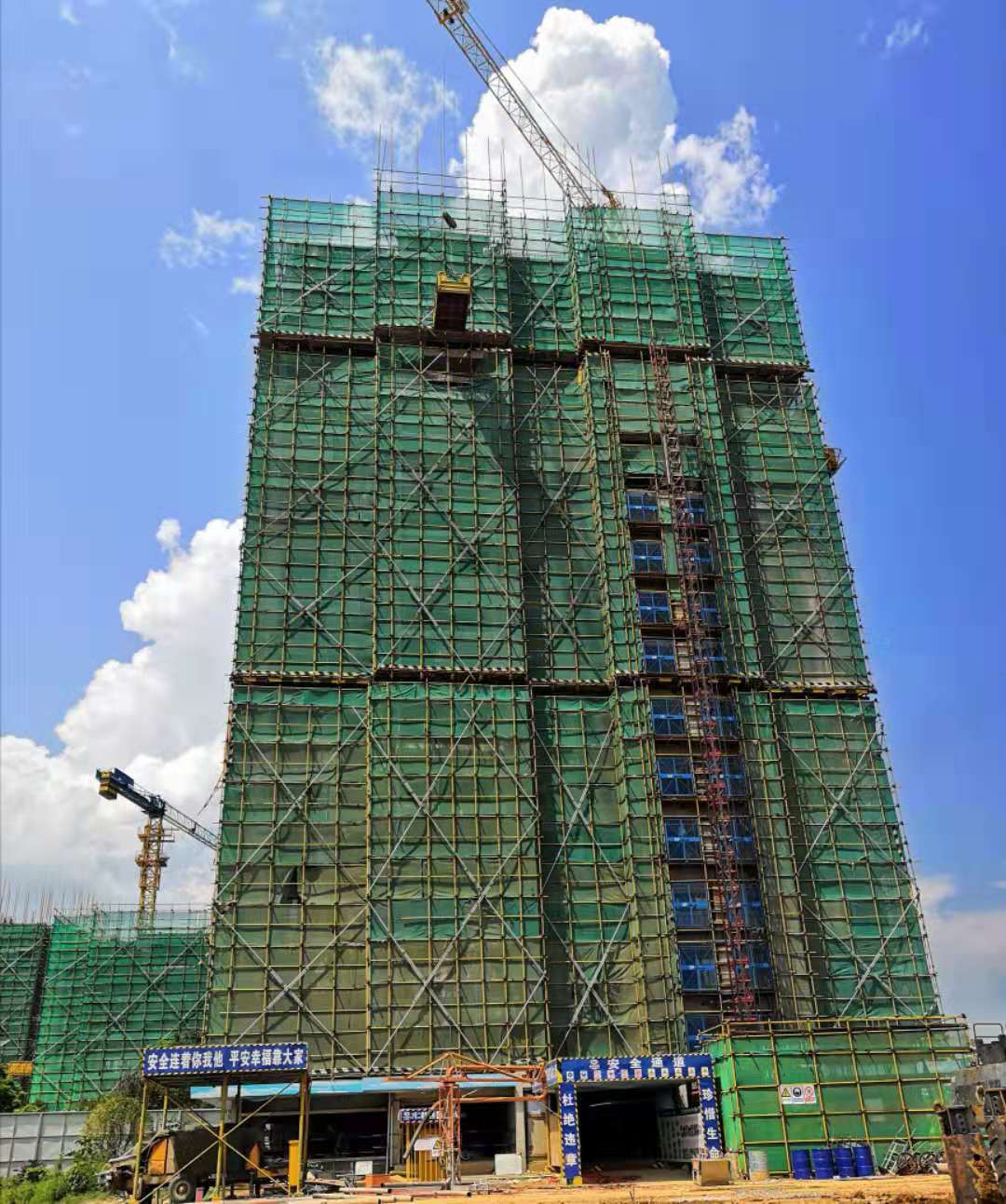 四世界杯足球网罗平碧桂园项目首栋楼主体封顶