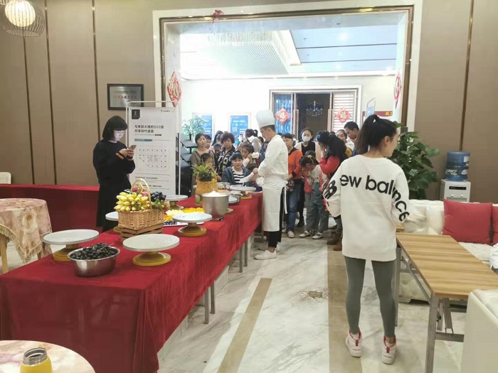 ​开投世界杯足球比分腾瑞·幸福里举办亲子蛋糕DIY活动