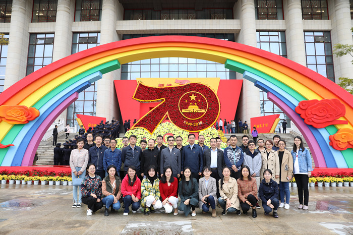 美加墨世界杯足球比分机关第一党支部党员参观云南省庆祝中华人民共和国成立70年成就展