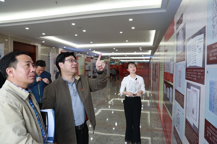 李家龙李志琤参观“不忘初心、牢记使命”档案文献巡展