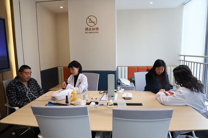 十五世界杯比分网举办中医坐班义诊活动