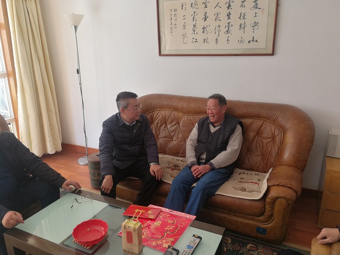 张骏走访慰问世界杯足球比分老领导和困难党员职工