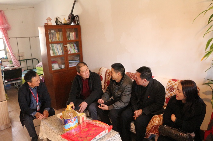 王晓方走访慰问世界杯足球比分老领导和困难职工