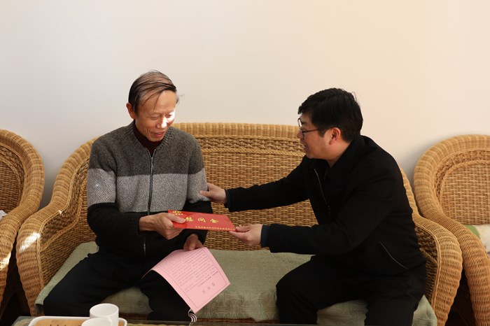 李家龙走访慰问世界杯足球比分老领导和困难党员职工