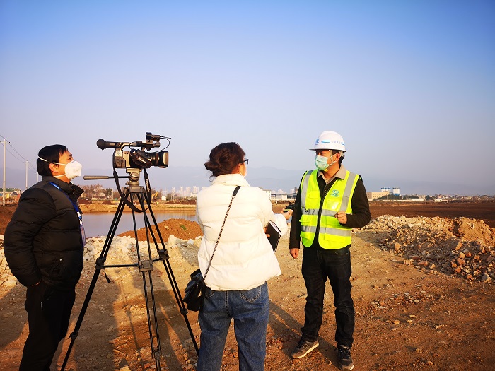 保山电视台报道九公司青华海湿地公园项目复工防疫工作