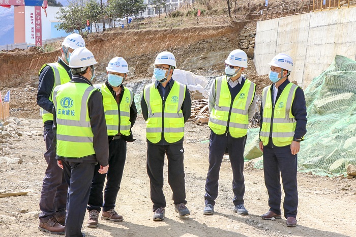 翁斌带班检查白鹤滩移民工程项目  